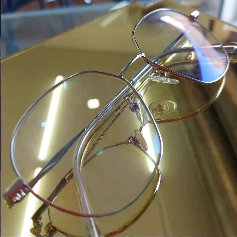 Armações metálicas sobre fundo dourado